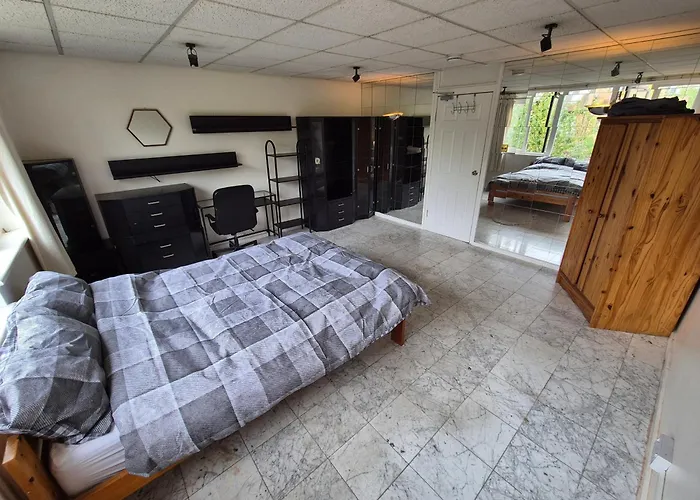Spacious And Elegant Guest House With En-Suites Available In Canary Wharf