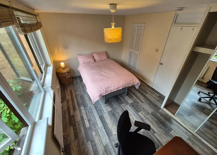 Spacious And Elegant Guest House With En-Suites Available In Canary Wharf