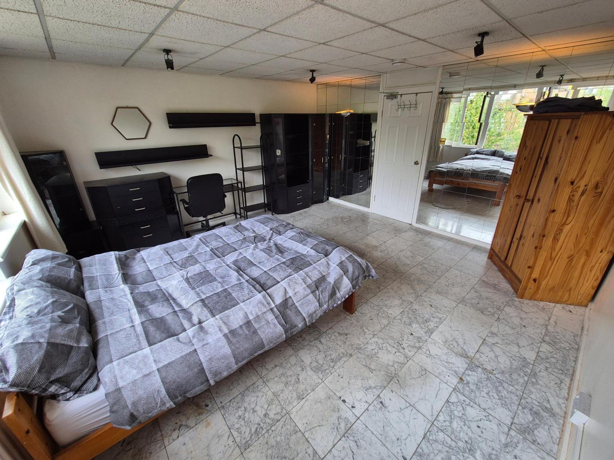 Проживание в семье Spacious And Elegant With En-suites Available In Canary Wharf