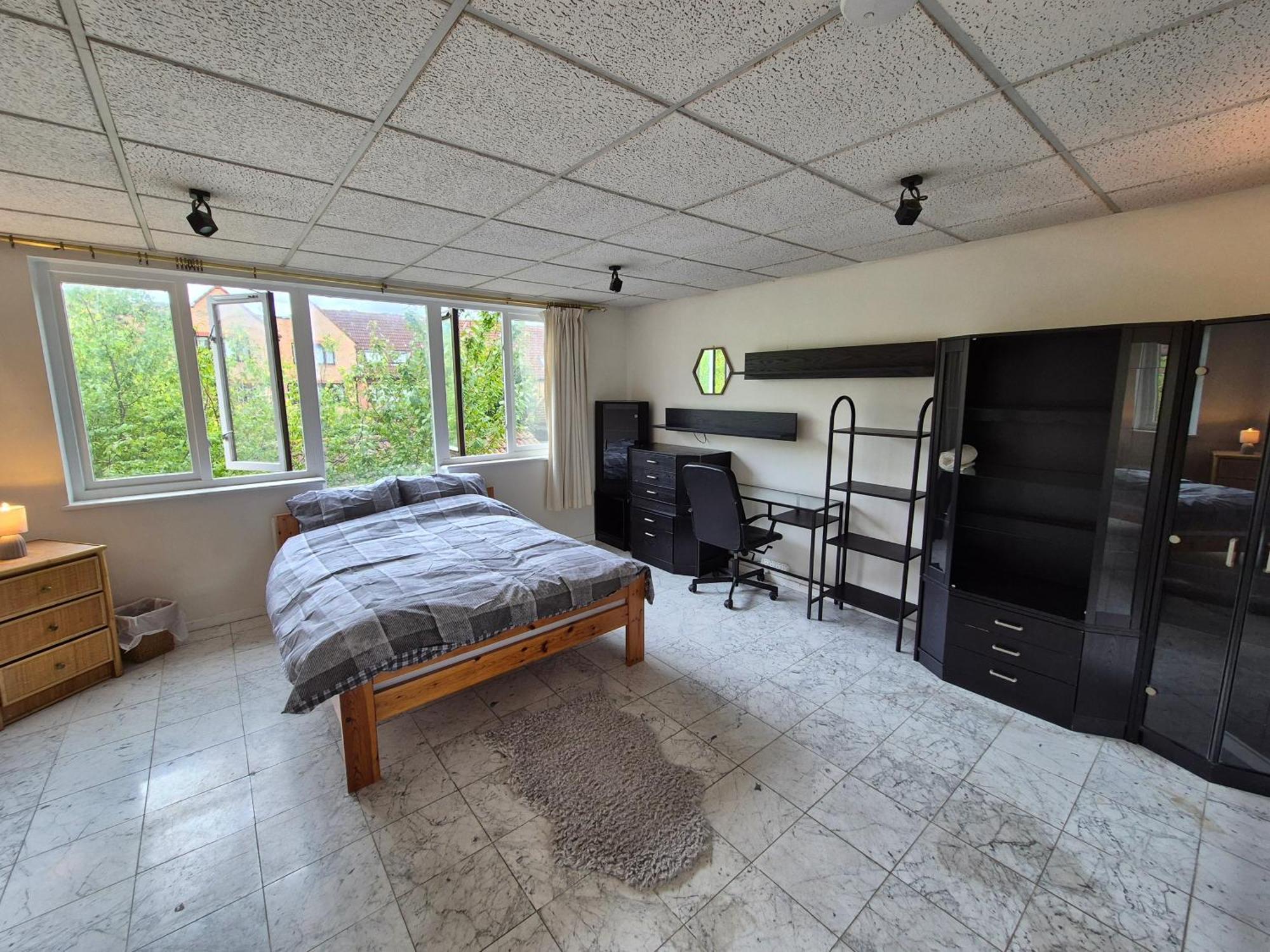 Проживание в семье Spacious And Elegant With En-suites Available In Canary Wharf *